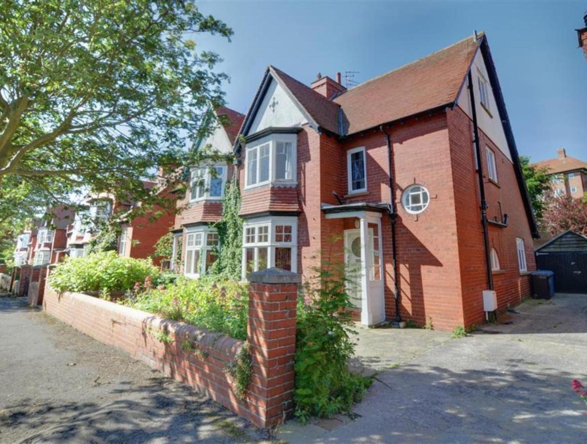 Large 5 Bed House In Scarborough Near The Beach, Large Garden & Hot Tub エクステリア 写真