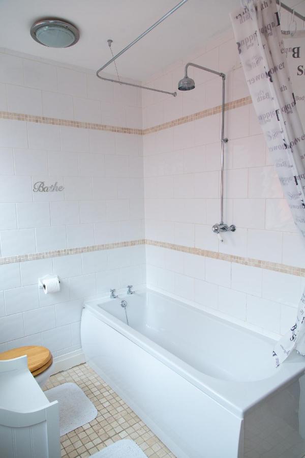 Large 5 Bed House In Scarborough Near The Beach, Large Garden & Hot Tub エクステリア 写真