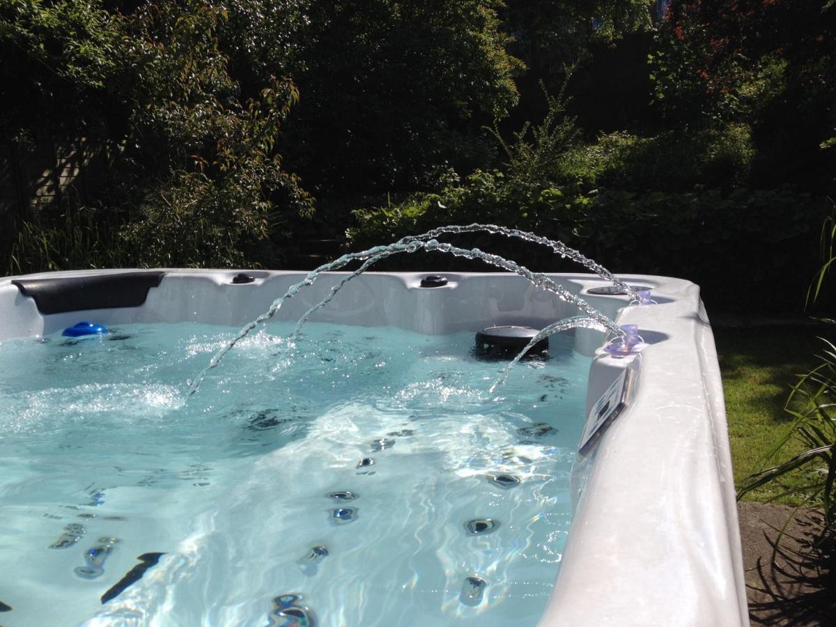 Large 5 Bed House In Scarborough Near The Beach, Large Garden & Hot Tub エクステリア 写真
