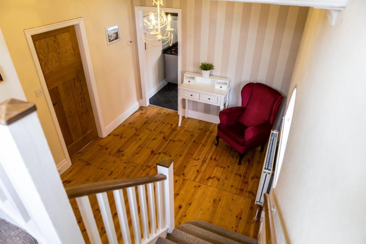 Large 5 Bed House In Scarborough Near The Beach, Large Garden & Hot Tub エクステリア 写真