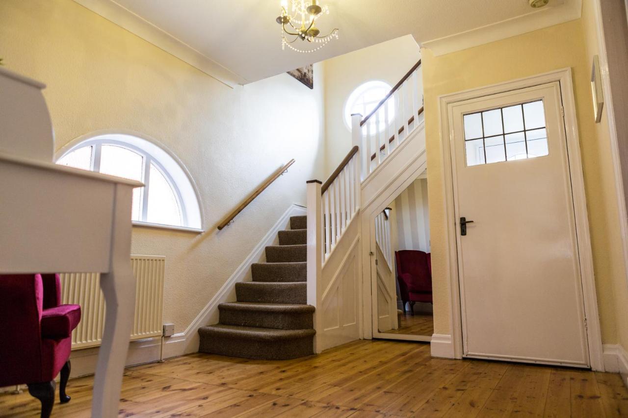 Large 5 Bed House In Scarborough Near The Beach, Large Garden & Hot Tub エクステリア 写真