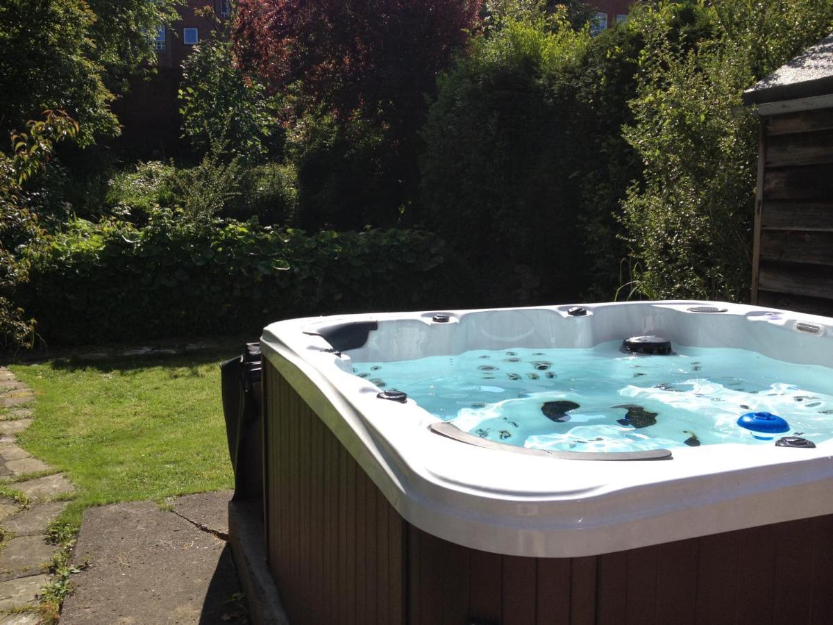 Large 5 Bed House In Scarborough Near The Beach, Large Garden & Hot Tub エクステリア 写真