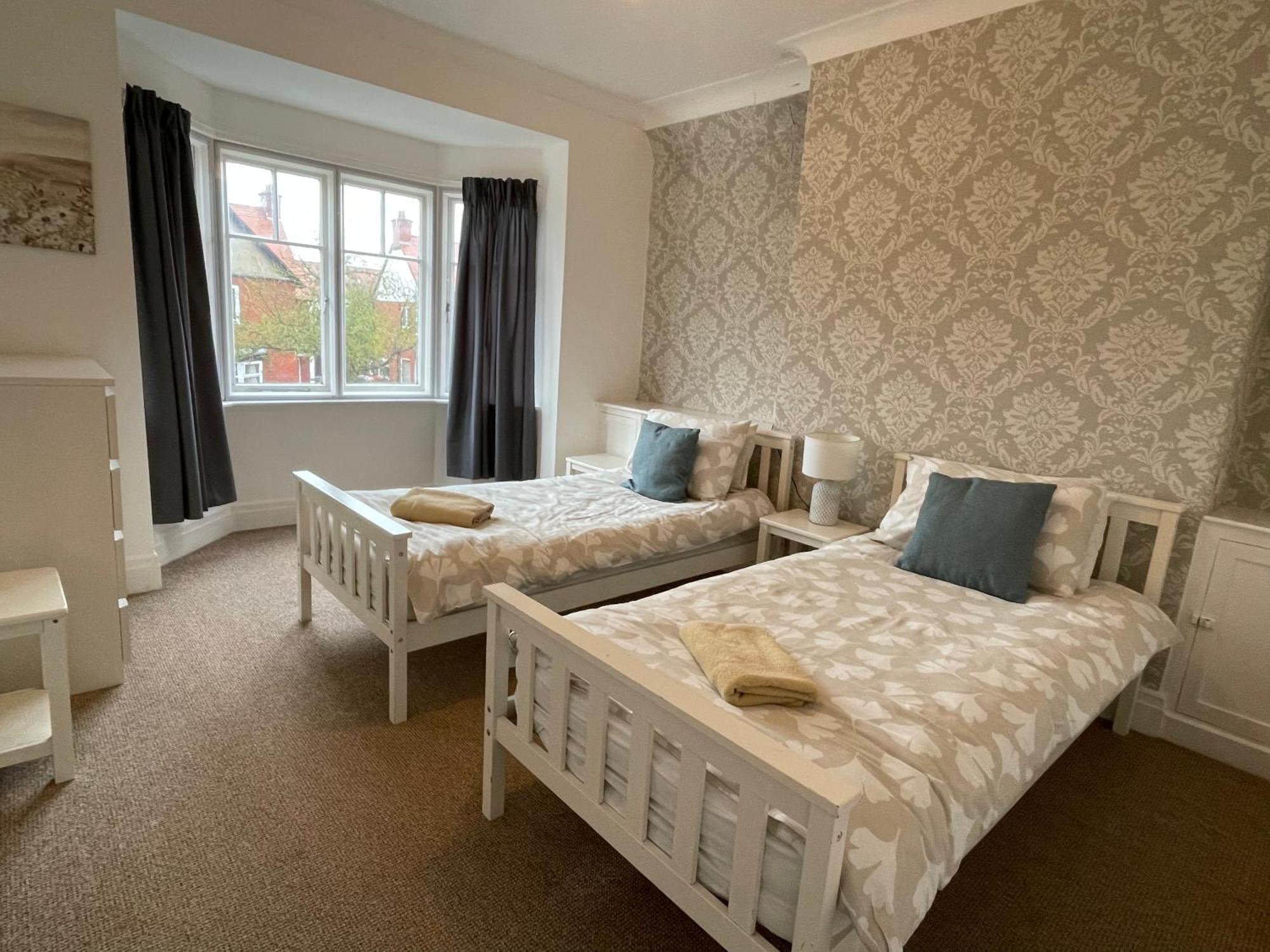 Large 5 Bed House In Scarborough Near The Beach, Large Garden & Hot Tub エクステリア 写真