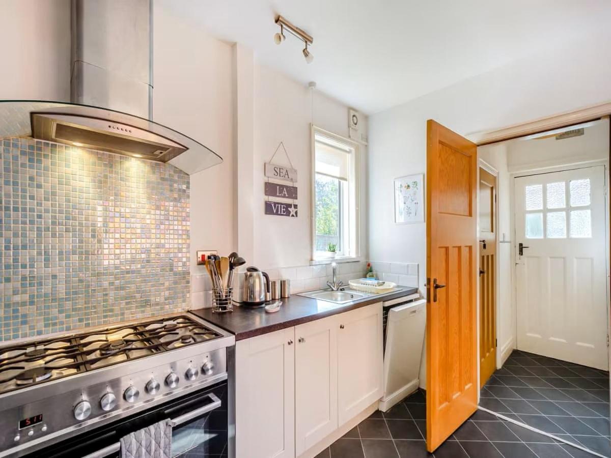 Large 5 Bed House In Scarborough Near The Beach, Large Garden & Hot Tub エクステリア 写真