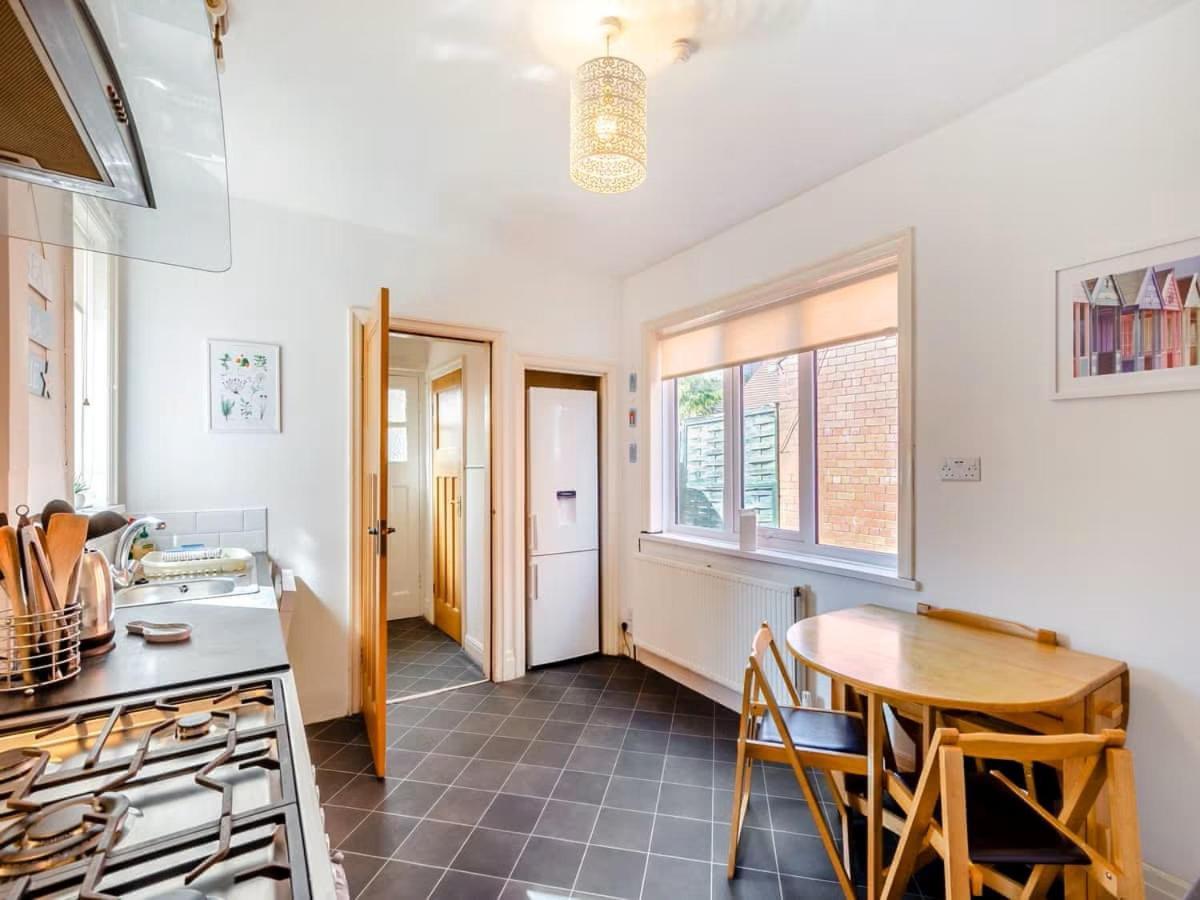 Large 5 Bed House In Scarborough Near The Beach, Large Garden & Hot Tub エクステリア 写真