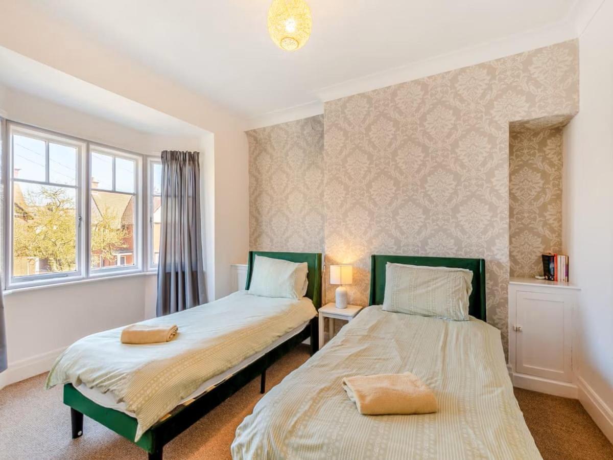 Large 5 Bed House In Scarborough Near The Beach, Large Garden & Hot Tub エクステリア 写真